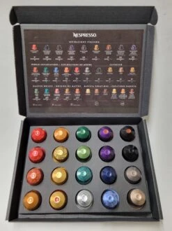 Koffie Proeverij Pakket Met 20 Stuks Verschillende Smaken En Mystery Card 'Enjoy The Sweet Moment' Met Persoonlijke (video) Boodschap | Verjaardag | Sinterklaas | Kerstpakket | Vaderdag | Moederdag | Jubileum | Valentijnsdag -Koffie Promotie Winkel 899x1200 1